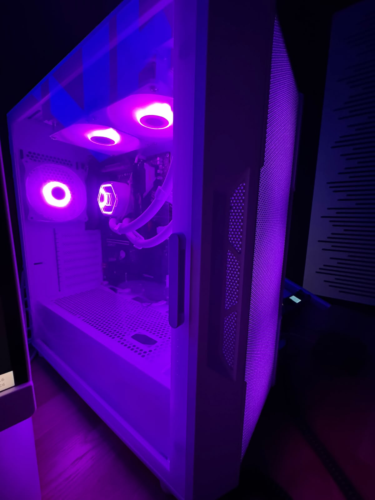 Komputer do produkcji muzycznej z podświetleniem LED