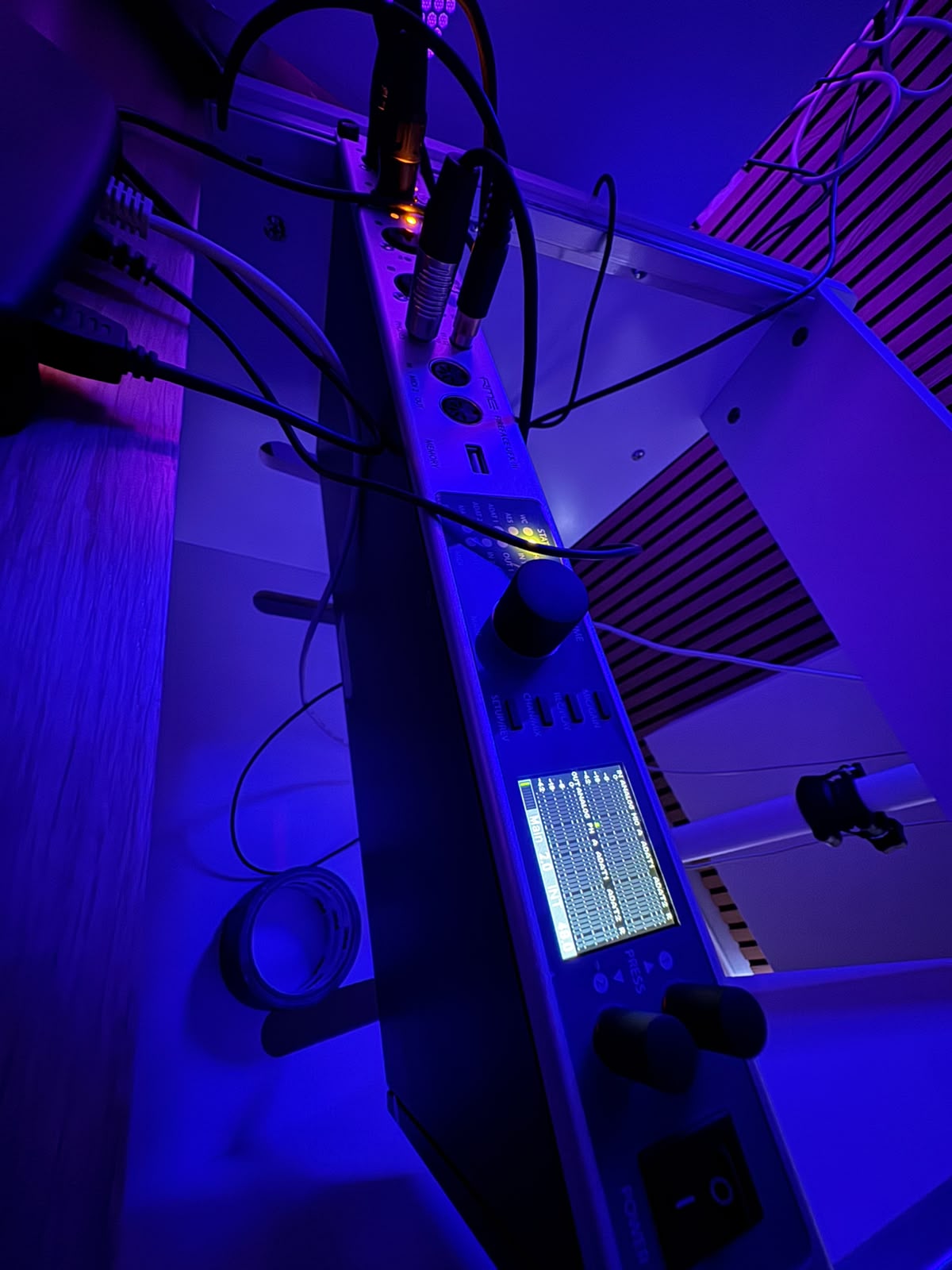 Interfejs audio RME Fireface UFX III w fioletowym świetle studia